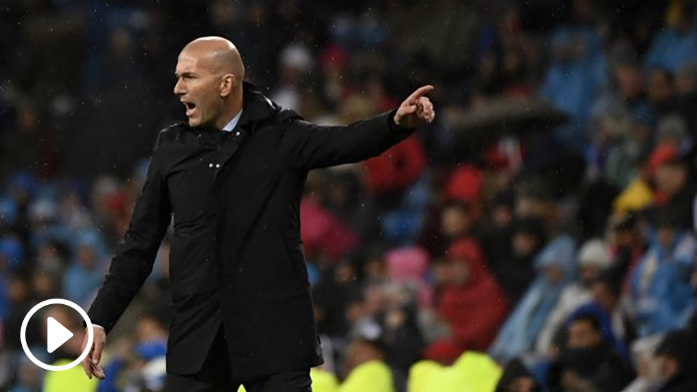Zidane da instrucciones en un tramo del partido. (AFP)