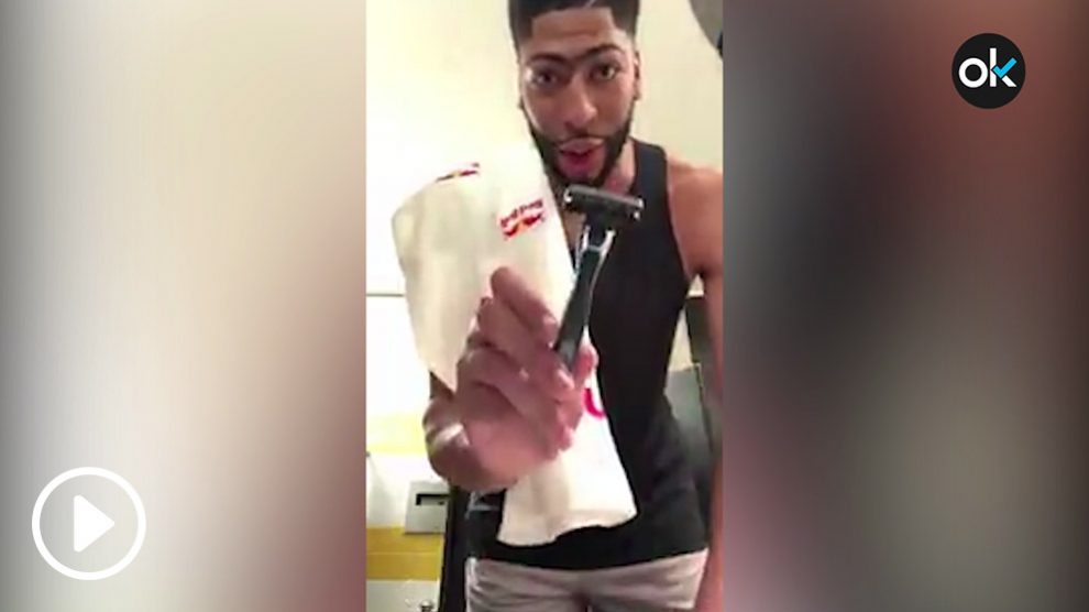 Anthony Davis se depiló la ceja tras una encuesta en Twitter.