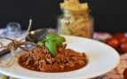 Los cocineros expertos coinciden: para hacer los macarrones boloñesa perfectos se añade «tres huevos batidos»