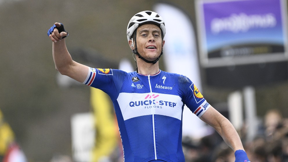 Terpstra celebra su triunfo en Flandes. (AFP)