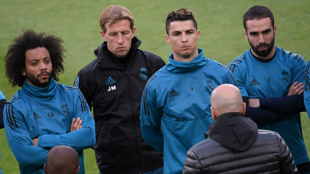 Zinedine Zidane da la charla a los futbolistas del Real Madrid antes del entrenamiento. (AFP)