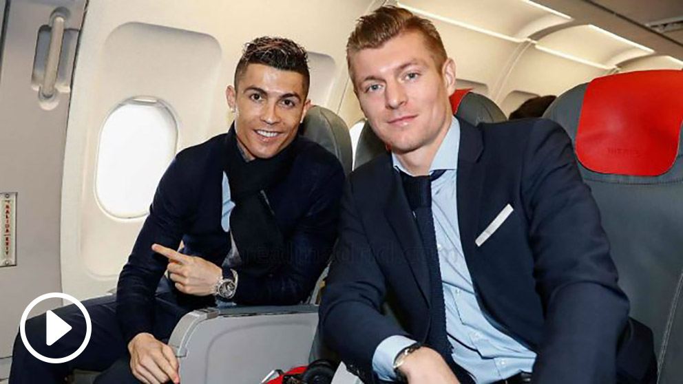 Cristiano Ronaldo y Toni Kroos, en el avión rumbo a París. (realmadrid.com)