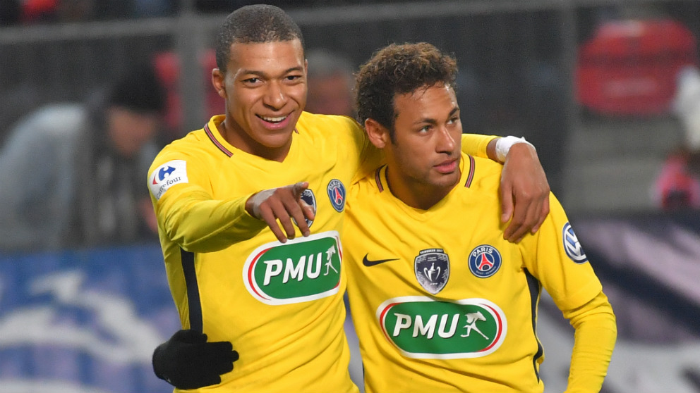 Neymar y Mbappé celebran un gol con el PSG. (AFP)
