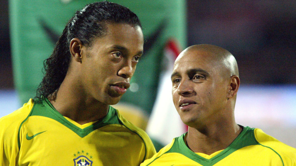 Ronaldinho y Roberto Carlos, durante un partido con Brasil. (AFP)