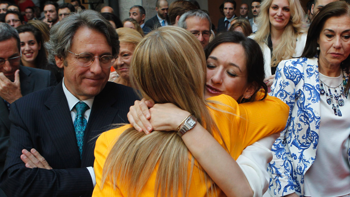 Cifuentes abraza a su hija Cristina en presencia de su marido Javier Aguilar Viyuela (Foto: GTRES).