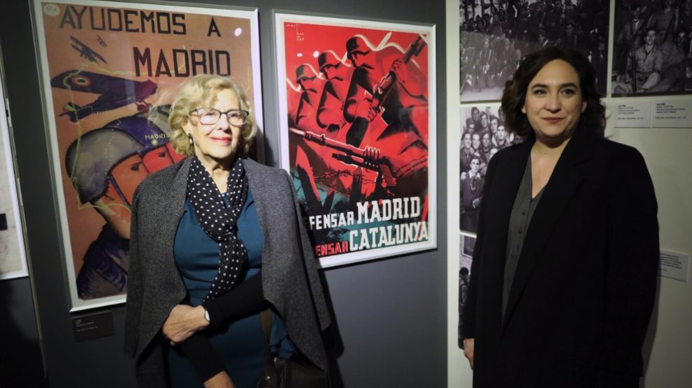 Carmena y Colau presentando la exposición. (Foto. Madrid)