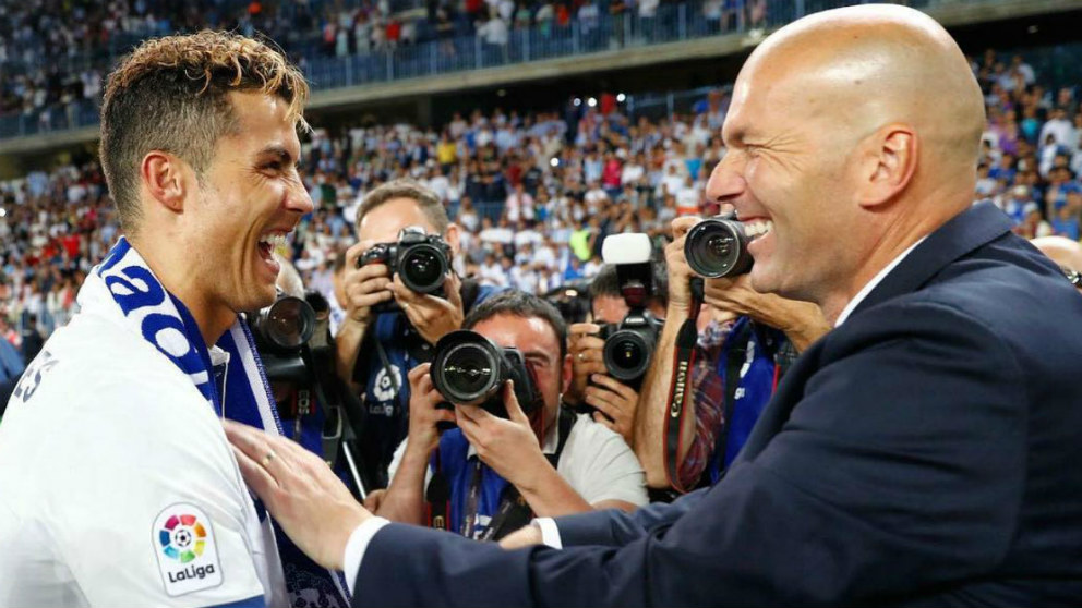 Zidane y Cristiano celebran la Liga en La Rosaleda. (AFP)