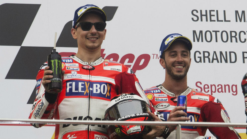 Davide Tardozzi ha confirmado que la intención de Ducati es renovar a su actual dupla de pilotos, zanjando los rumores que apuntaban a que los italianos estaban buscando sustituto para Jorge Lorenzo. (Getty)