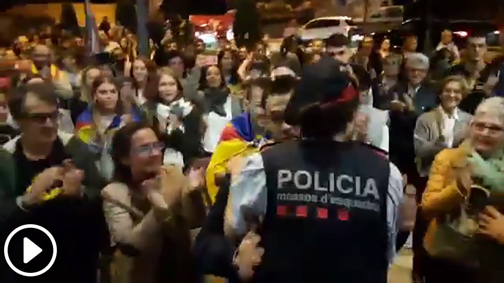La mossa Elisabet Graell en acto independentista el 2-O en la comisaría de Vic (Barcelona)