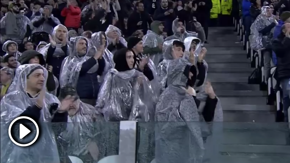 Los aficionados de la Juventus ovacionaron a Cristiano Ronaldo tras su golazo de chilena.