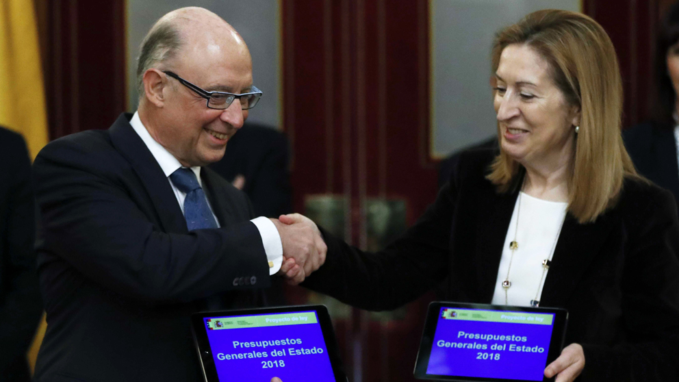 Cristóbal Montoro entrega a la presidenta del Congreso, Ana Pastor, el proyecto de Presupuestos de 2018. (Foto: EFE)