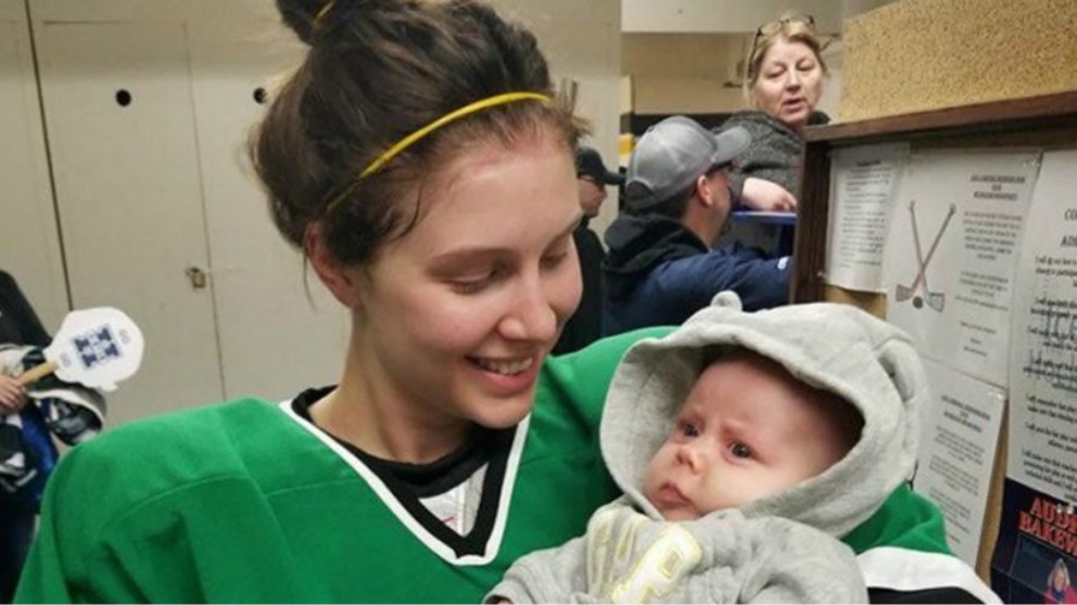 La jugadora de hockey que no duda en amamantar a su bebé en el descanso del partido