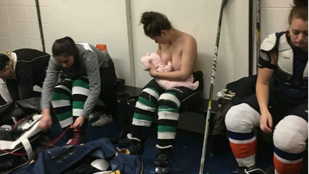Fotografía viral: una jugadora de hockey aprovecha el descanso de un partido para amamantar a su bebé