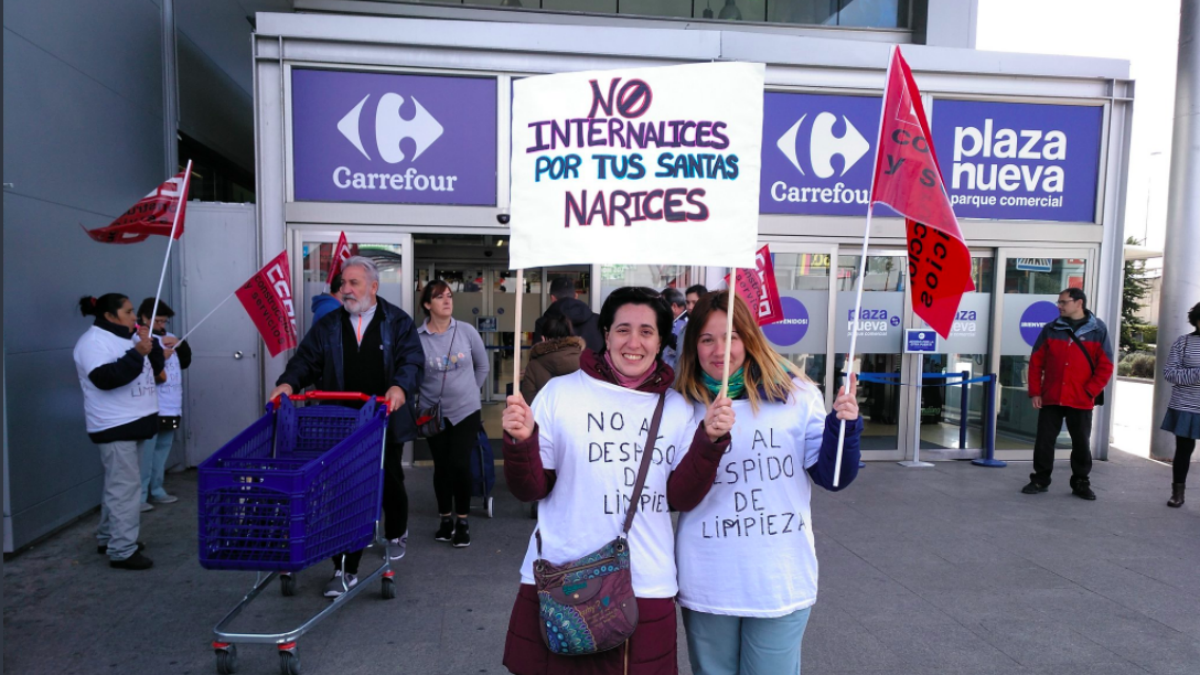 Trabajadoras de Carrefour en Leganés se manifiestan a las puertas del centro el pasado 1 de abril (Foto:CNT)