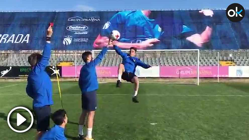 Un jugador del Fuenlabrada intenta imitar la chilena de Cristiano Ronaldo.