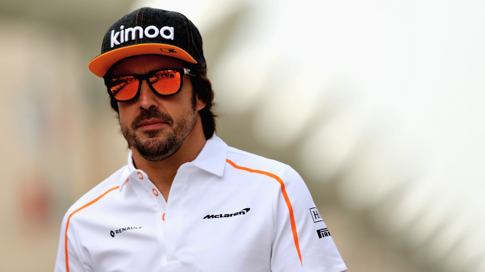 Fernando Alonso, en el paddock de Bahrein. (Getty)