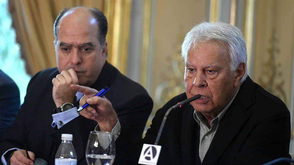 El presidente de la Asamblea Nacional venezilana, Julio Borges, y el ex presidente del Gobierno español Felipe González, en la Casa de América. (EFE)