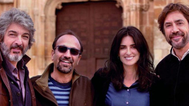 De izq a dch: Ricardo Darín; el director Asghar Farhadi; Penélope Cruz y Javier Bardem tras el fin del rodaje de la cinta que inaugurará Cannes 'Todos lo saben'