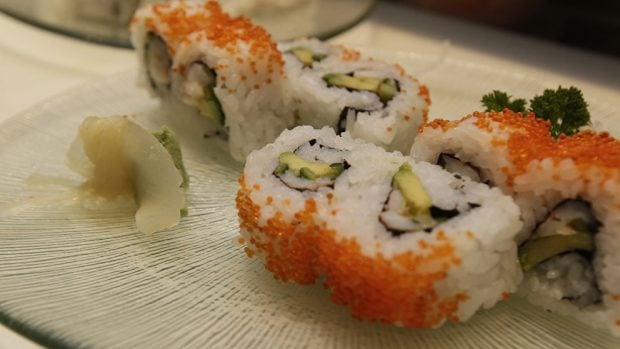 California rolls elaborados con productos frescos y de calidad.