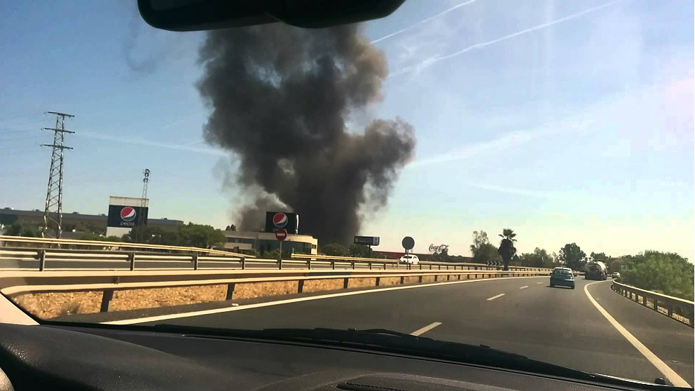 Columna de humo del accidente del Airbus A400M en Sevilla.