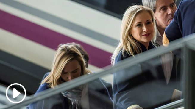 Cifuentes opta por no hacer declaraciones al bajarse del AVE en Sevilla ?>