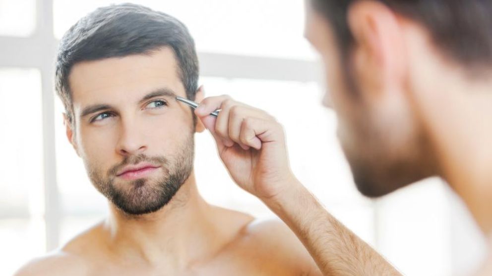 Aprende de qué modo depilarte las cejas si eres un hombre.