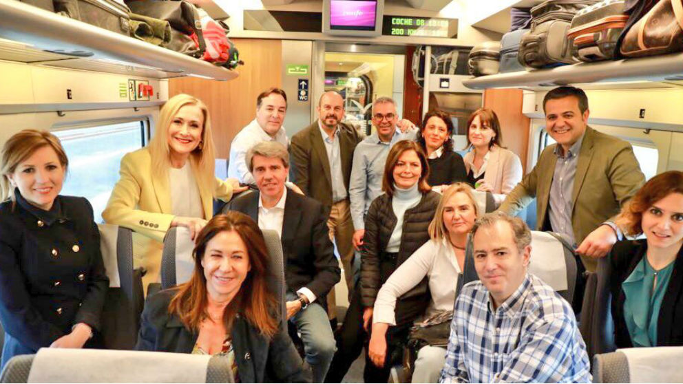 Cristina Cifuentes y su equipo en el AVE a Sevilla