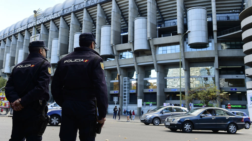 La Policia vigila el Santiago Bernabéu.