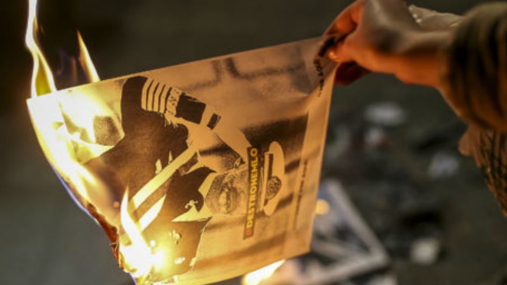 Los separatistas quemando una foto del rey (Foto: Twitter)