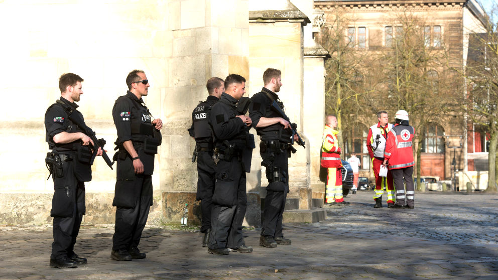 Policías alemanes en el lugar del atentado (Foto: AFP).