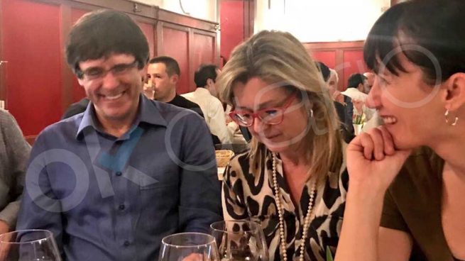 Puigdemont celebra con los suyos en un restaurante de Berlín su salida de prisión