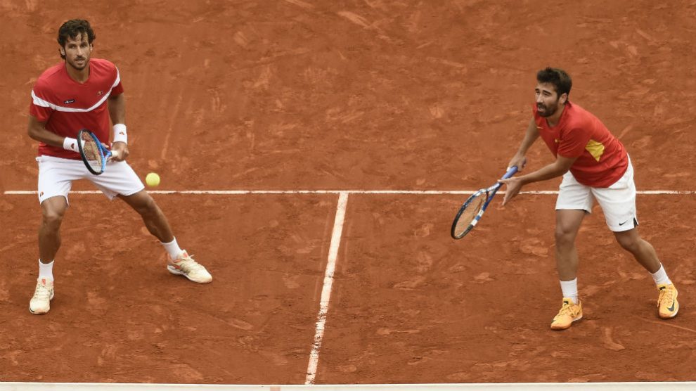 Mac y Feliciano López, en el dobles ante Alemania. (AFP)