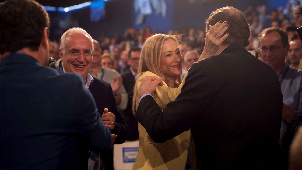 Abrazo entre Cristina Cifuentes y Mariano Rajoy en la Convención Nacional del PP. (Foto: EFE)