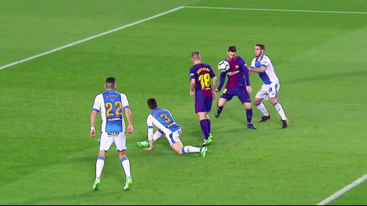 Leo Messi se ayudó con el brazo en el gol de la sentencia culé.