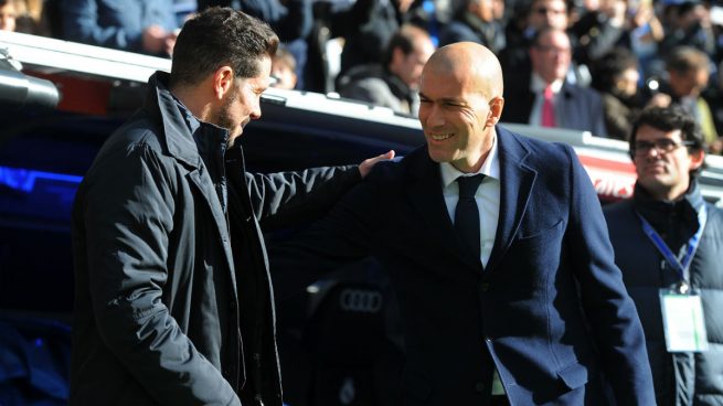 Zidane saluda a Simeone en uno de los derbis en el Santiago Bernabéu. (Getty Images)