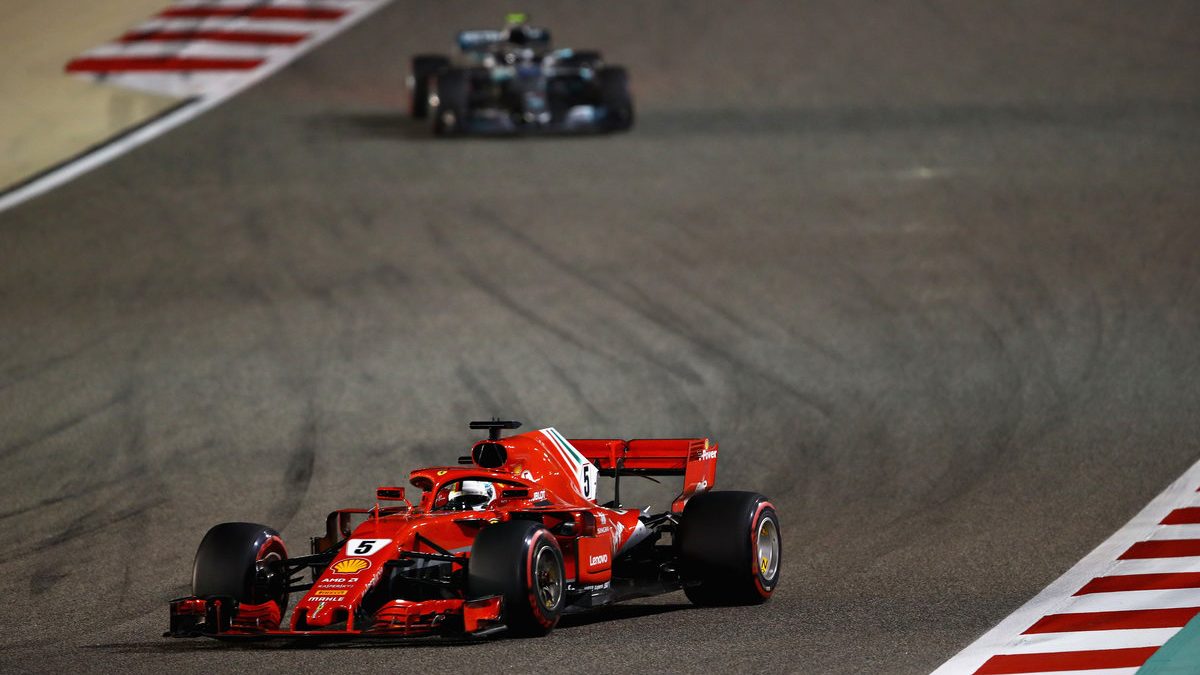 Sebastian Vettel por delante de Valtteri Bottas