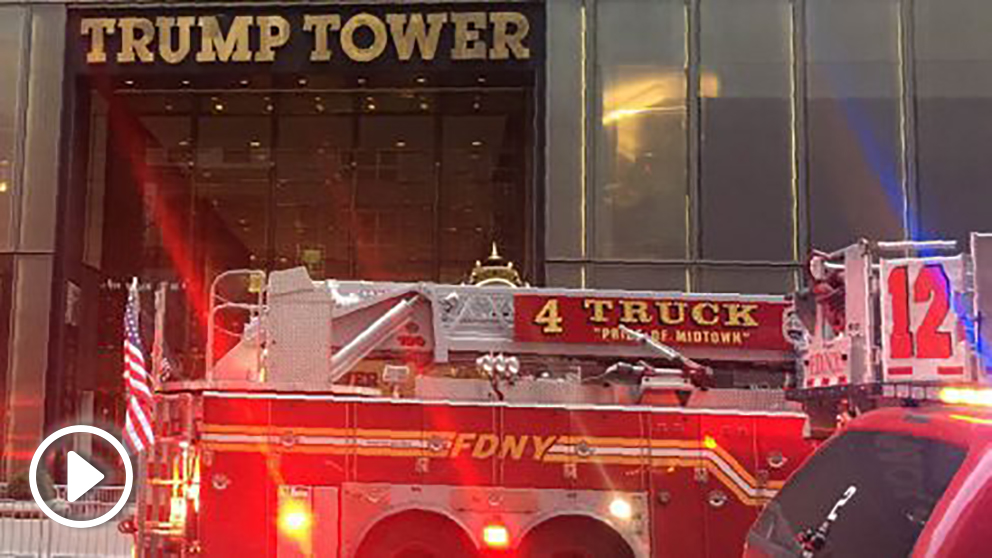 Bomberos frente a la Torre Trump en Nueva York (Foto: AFP)
