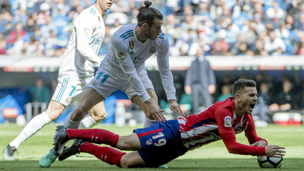 Bale derriba a Lucas Hernández en el derbi. (AFP)