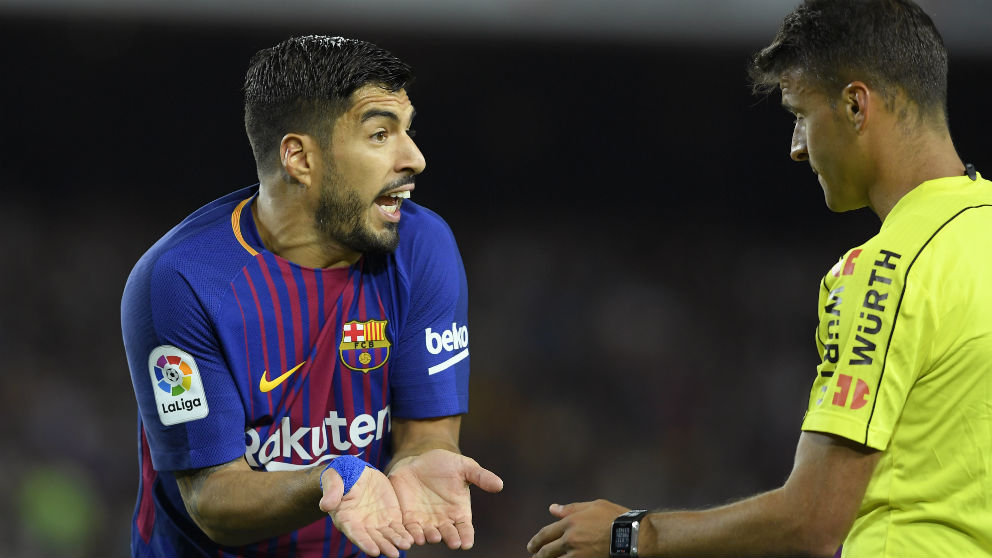 Luis Suárez protesta una acción a Gil Manzano. (AFP)