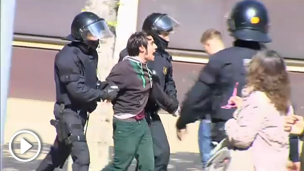 Agentes de los Mossos desalojan a algunos delos manifestantes contra la presencia del Rey Felipe en Barcelona.