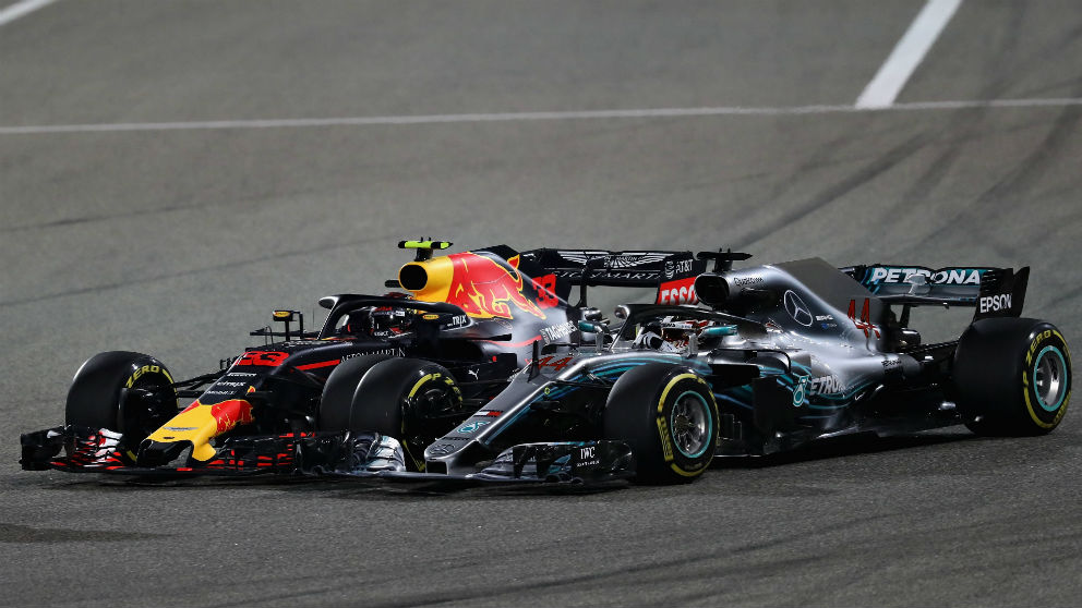 Lewis Hamilton no acabó nada contento con la actuación de Max Verstappen en Bahrein, que le cerró en el momento de adelantarle hasta el punto de tocarse, lo que provocó el abandono del holandés. (Getty)