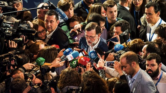 Rajoy no adelantará la elección de candidatos pese a prometerlo a sus barones para frenar a C’s