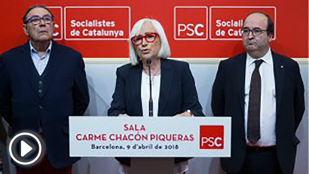 Los padres de Carme Chacón junto a Miquel Iceta, en el homenaje del PSC ala política fallecida. (EFE)