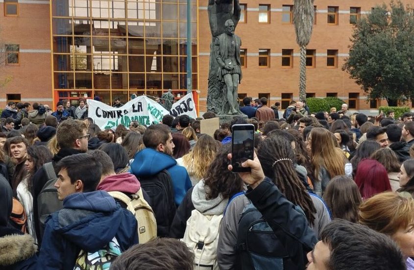 Protestas en el Aulario de Vicálvaro. (Foto: TW)