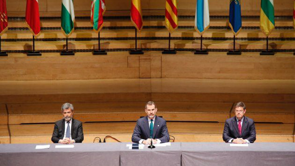 El rey Felipe VI entre Carlos Lesmes, presidente del CGPJ, y Rafael Catalá, ministro de Justicia.