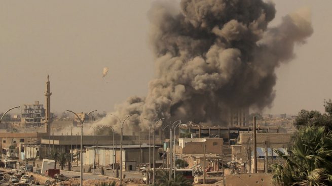Imagen de una gran columna de humo levantándose sobre el lugar donde han explotado diversos misiles en Siria.