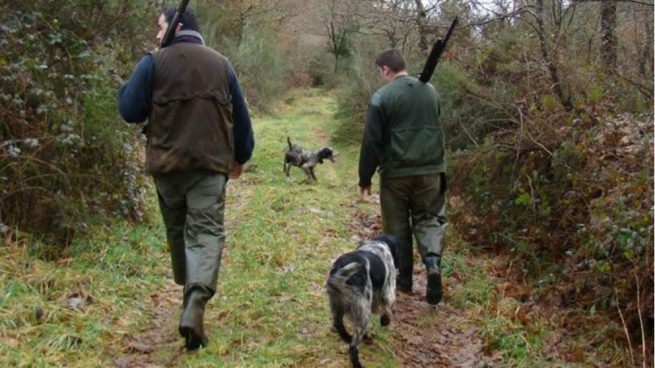 Dos cazadores en una jornada de caza acompañados de sus fieles perros.