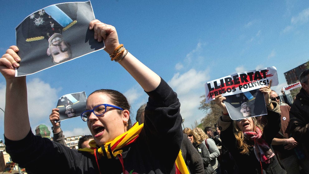 Varias decenas de manifestantes, convocados por los Comités de Defensa de la Repúiblica (CDR) protestaron en las inmediaciones del Auditori de Barcelona donde el rey Felipe presidió la entrega de despachos a los jueces (Foto: Efe)