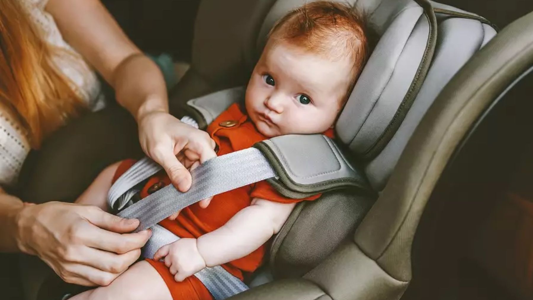 Cómo instalar una silla de bebé en el coche. 