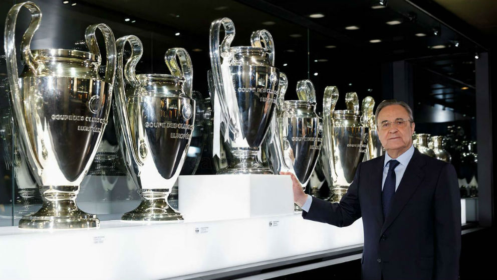 Florentino Pérez posa con las Champions del Madrid. (realmadrid.com)